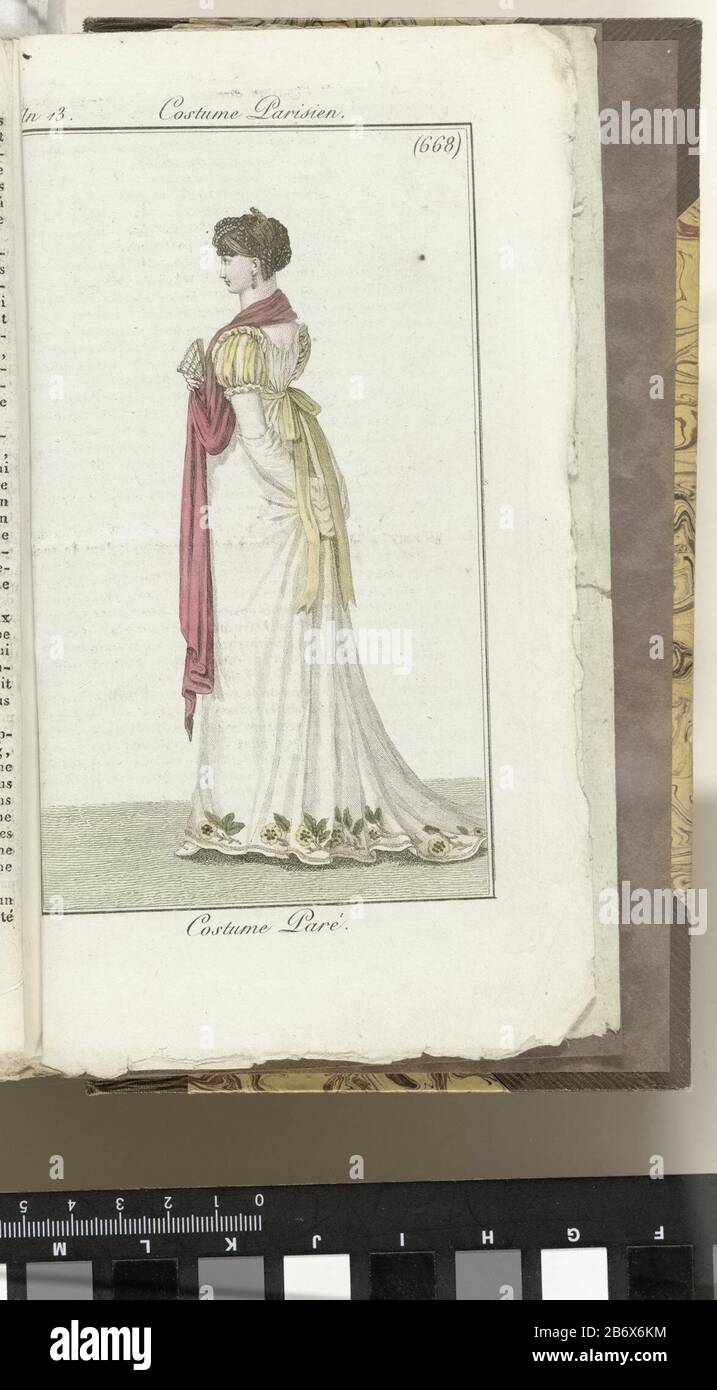 Vrouw naar Links, in een Costume Paré: Witte japon met geel gestreepte pofmouwtjes en een geel lint als ceintuur om de hoge taille gestrikt. De onderrand van de rok is geborduurd met bloemen. OM de hals een roze lange sjaal. Kpsel... Kleine waaier in de rechterhand. De prent maakt deel uit van het modetijdschrift Journal des Dames et des Modes, uitgeven door Pierre de la Mésangère, Parijs, 1797-184. Hersteller: Pretmaker: Horace Vernetuitgever: Pierre de la Mésangère dating: 1805 Physical kenmerken: Gravure, met de Hand gekleurd Material: Papier Techniek: Graveren (draproceuké) / met Stockfoto
