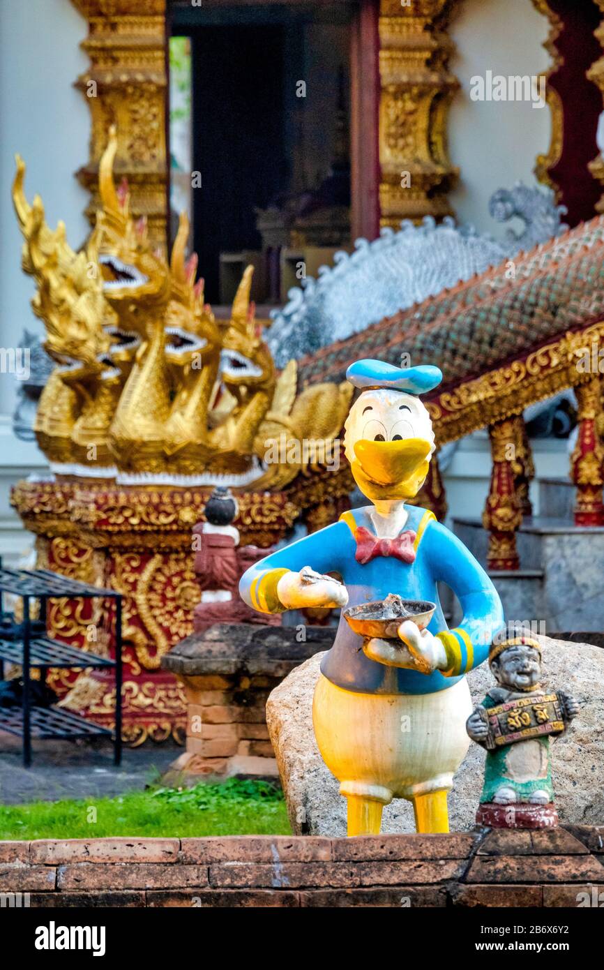 Donald Duck Figurine vor Wat Buppharam, Chiang Mai, Thailand Stockfoto