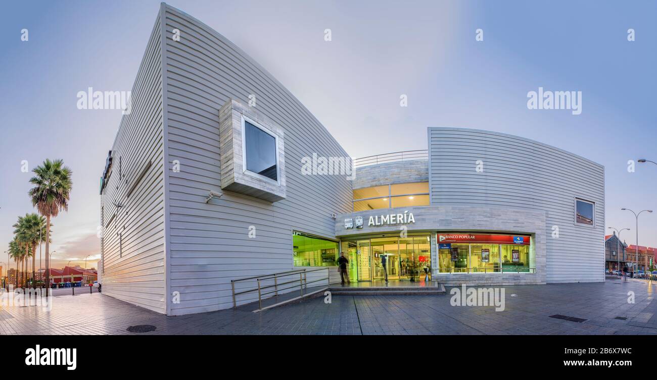 Der Intermodal-Bahnhof ist der neue Bus- und Bahnhof in der Stadt Almeria, Andalusien, Spanien Stockfoto