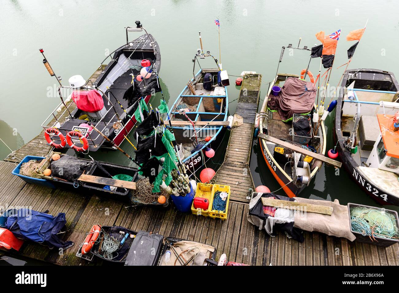 Brighton, Großbritannien, 07-03-2020, Fischerboot aus Teathered im Hafen von Brighton Marina, Stockfoto