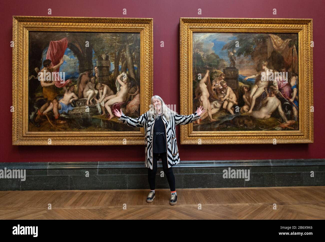 Die Historikerin Mary Beard sieht 'Diana and Actaeon' (links) und 'Diana and Callisto', Teil der Poesie-Serie von Titian, die große griechische, mythologische Gemälde umfasst, die in der Ausstellung "Titian: Liebe, Begierde, Tod" in der National Gallery in London zu sehen sind. Die Ausstellung bringt erstmals seit dem späten 16. Jahrhundert die sechs Gemälde in ihrer Gesamtheit zusammen. Stockfoto