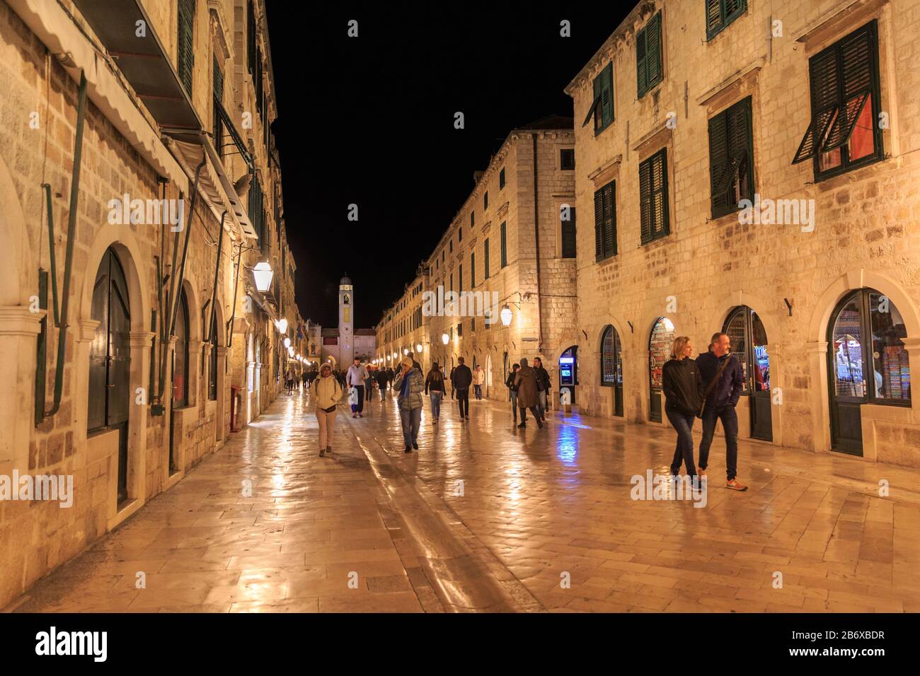 Menschen, die in der Hauptstraße von Dubrovnik (auch Placa, Stradone oder Corso) laufen, dem historischen Unesco-Erbe der Altstadt von Dubrovnik, Kroatien bei n Stockfoto