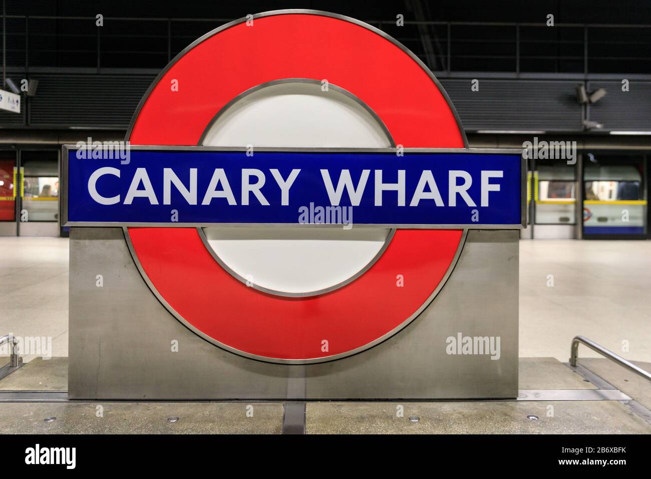 U-Bahn-Station Canary Wharf, ikonischer roter Kreis mit blauem Logo der Londoner U-Bahn oder U-Bahn, London, England, Großbritannien Stockfoto