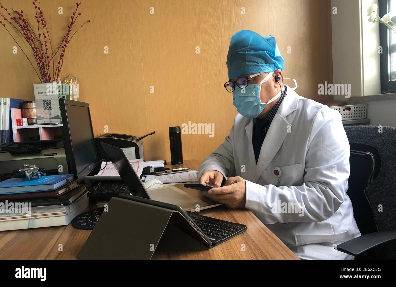 (200312) -- PEKING, 12. März 2020 (Xinhua) -- EIN Arzt bietet Online-Beratungsservice für Übersee-Chinesen in Italien, in Wuzhen, Ostchinas Provinz Zhejiang, am 8. März 2020. (Xinhua) Stockfoto