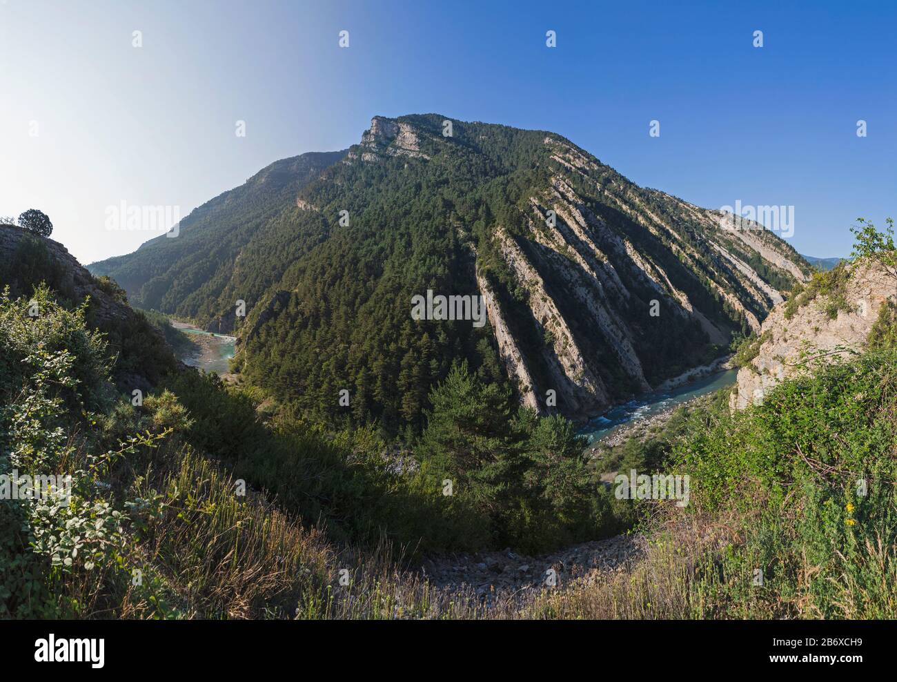 Der Fluss Ara schlängelt sich durch das Ara Tal, in der Nähe von Janovas, Provinz Huesca, Aragon, Spanien. Stockfoto