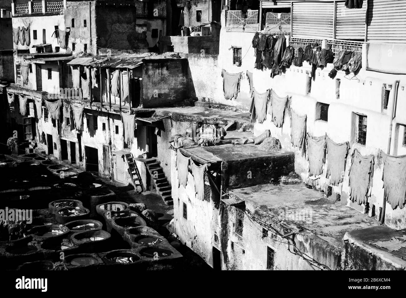 Arbeiter sortieren sich durch Leathers im Tanners Viertel von Fes, Marokko Stockfoto