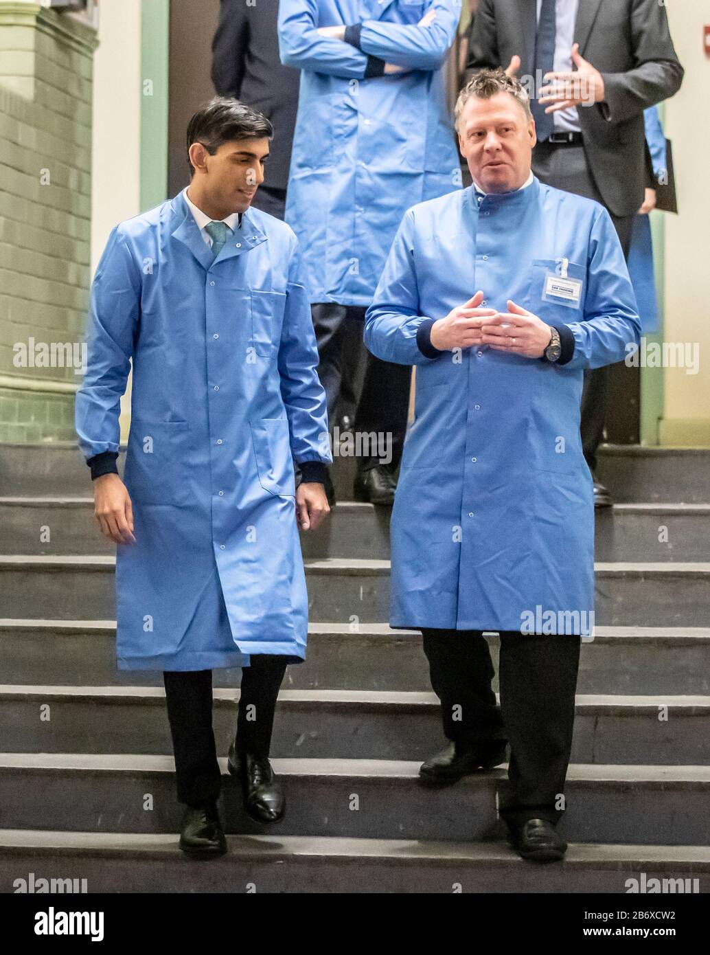 Chancellor Rishi Sunak (links) während eines Besuchs in den Pathologielabors der Leeds General Infirmary. Um die Verfahren anzuzeigen, die vom Labor verwendet werden, wenn es beginnt, Coronavirus-Proben für Tests zu erhalten. Stockfoto