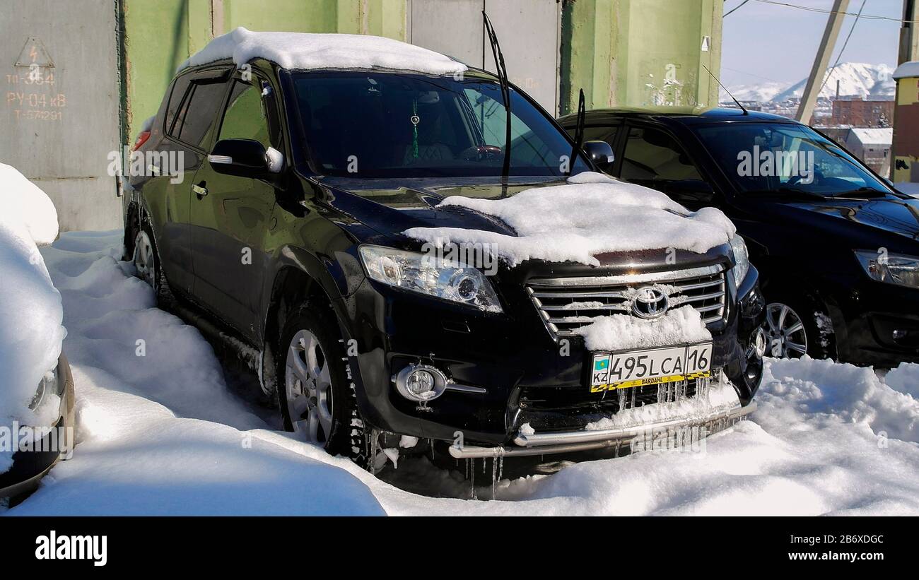Kasachstan, Ust-Kamenogorsk - 20. Februar 2020. Toyota RAV 4 auf dem Parkplatz. Toyota RAV 4. SUV. Stockfoto