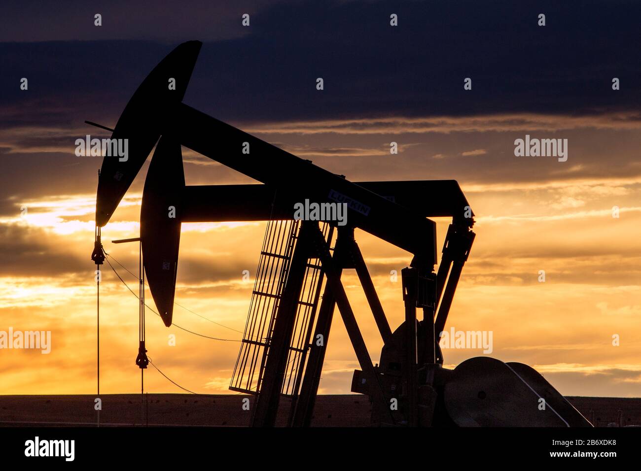 Zwei Pumpenkäppchen, die Öl aus zwei Ölquellen außerhalb von Williston in North Dakota pumpen. Das Gebiet gehört zum Bakken-Ölfeld, wo die Fracking-Technologie es profitabel machte, solange der Ölpreis über 46 USD pro Barrel bleibt. Stockfoto