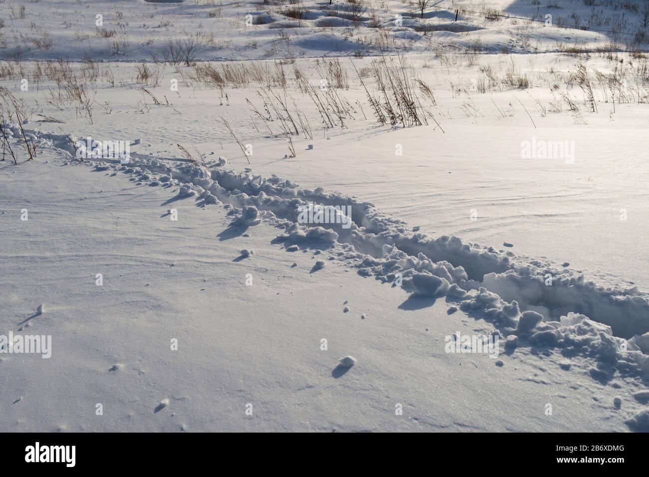 Der verschneite Weg auf dem Feld. Der verschneite Weg. Stockfoto