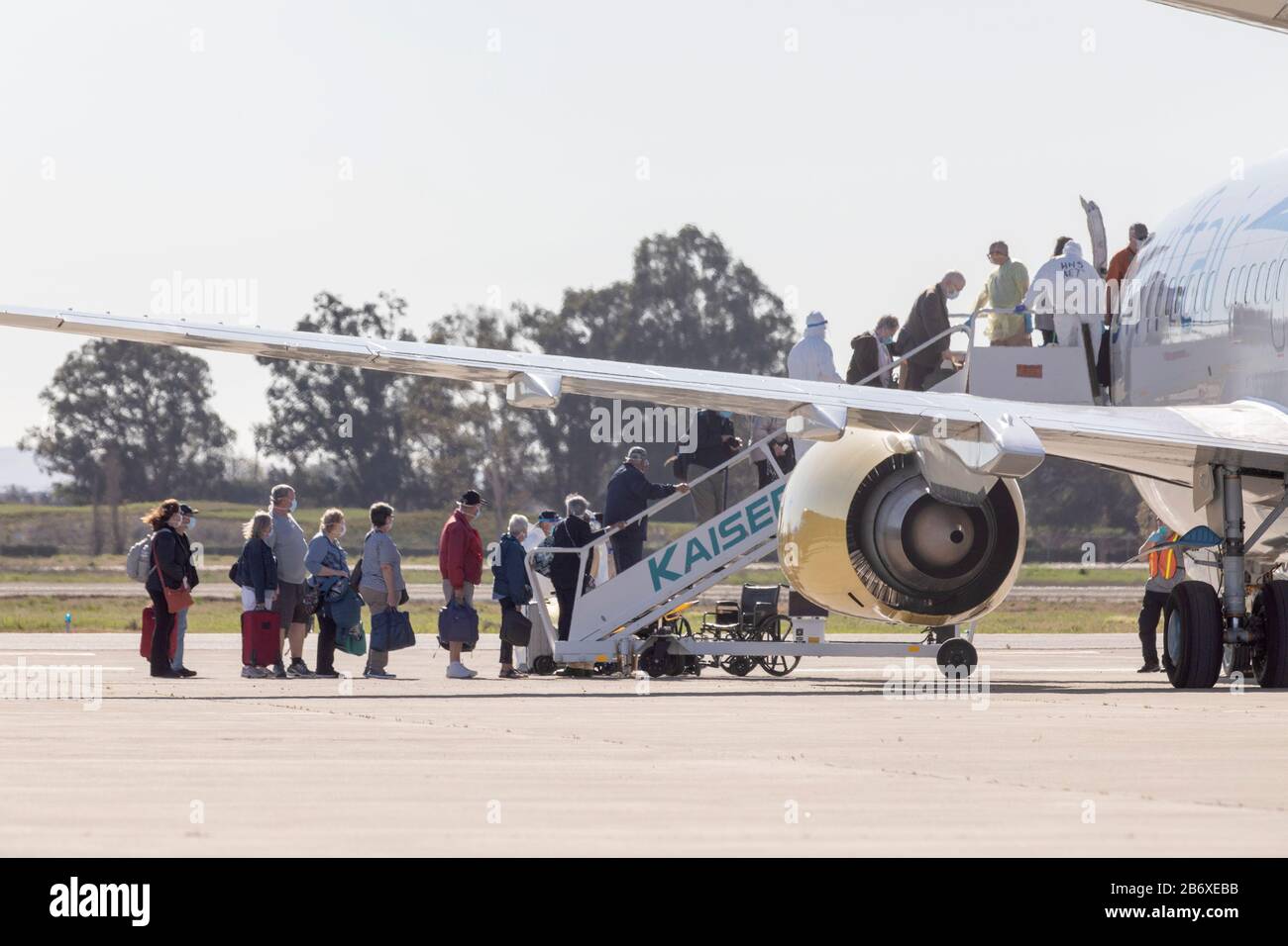 San Francisco, USA. März 2020. Am Oakland International Airport in Oakland, Kalifornien, den Vereinigten Staaten, am 11. März 2020 sind die Menschen von der Kreuzfahrtschifflinie Grand Princess bis hin zu einem Flugzeug auf dem Weg zu bestimmten Scheck- und Quarantäneplätzen ausgestiegen. Der Transport von Passagieren, die von der an Coronavirus erkrankten Grand Princess ausstiegen, wird seit dem Andocken des Kreuzfahrtschiffs am Hafen von Oakland im US-Bundesstaat Kalifornien durchgeführt. Kredit: Li Jianguo/Xinhua/Alamy Live News Stockfoto