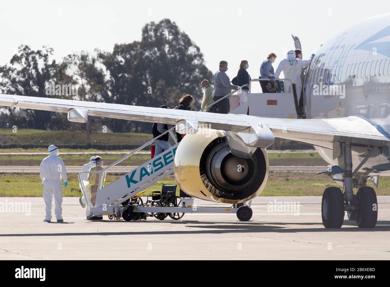 San Francisco, USA. März 2020. Am Oakland International Airport in Oakland, Kalifornien, den Vereinigten Staaten, am 11. März 2020 sind die Menschen von der Kreuzfahrtschifflinie Grand Princess bis hin zu einem Flugzeug auf dem Weg zu bestimmten Scheck- und Quarantäneplätzen ausgestiegen. Der Transport von Passagieren, die von der an Coronavirus erkrankten Grand Princess ausstiegen, wird seit dem Andocken des Kreuzfahrtschiffs am Hafen von Oakland im US-Bundesstaat Kalifornien durchgeführt. Kredit: Li Jianguo/Xinhua/Alamy Live News Stockfoto