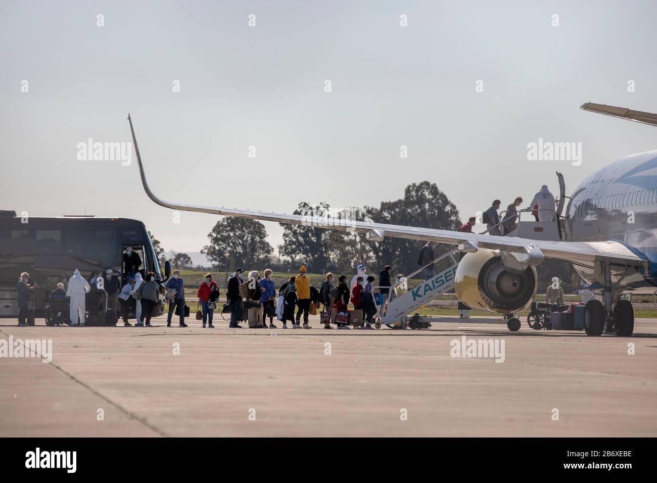 San Francisco, USA. März 2020. Am Oakland International Airport in Oakland, Kalifornien, den Vereinigten Staaten, am 11. März 2020 sind die Menschen von der Kreuzfahrtschifflinie Grand Princess bis hin zu einem Flugzeug auf dem Weg zu bestimmten Scheck- und Quarantäneplätzen ausgestiegen. Der Transport von Passagieren, die von der an Coronavirus erkrankten Grand Princess ausstiegen, wird seit dem Andocken des Kreuzfahrtschiffs am Hafen von Oakland im US-Bundesstaat Kalifornien durchgeführt. Kredit: Li Jianguo/Xinhua/Alamy Live News Stockfoto