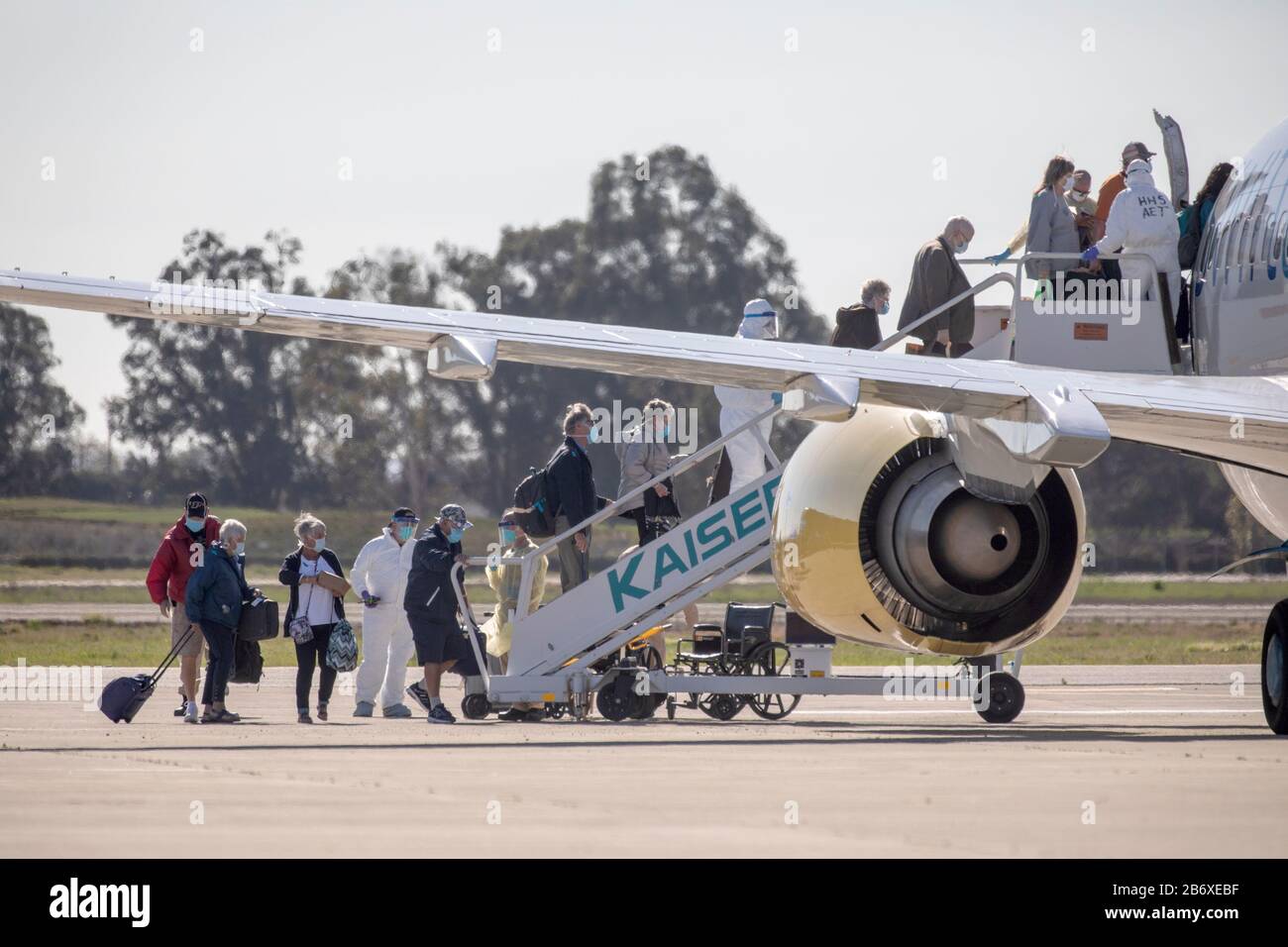 San Francisco, USA. März 2020. Am Oakland International Airport in Oakland, Kalifornien, den Vereinigten Staaten, am 11. März 2020 sind die Menschen von der Kreuzfahrtschifflinie Grand Princess bis hin zu einem Flugzeug auf dem Weg zu bestimmten Scheck- und Quarantäneplätzen ausgestiegen. Der Transport von Passagieren, die von der an Coronavirus erkrankten Grand Princess ausstiegen, wird seit dem Andocken des Kreuzfahrtschiffs am Hafen von Oakland im US-Bundesstaat Kalifornien durchgeführt. Kredit: Li Jianguo/Xinhua/Alamy Live News Stockfoto