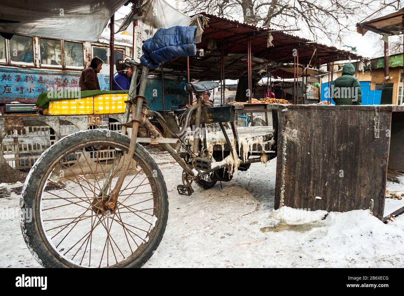 Ein gefrorenes Dreirad auf einem Markt im ländlicheren Teil von Harbin in der Nähe der ehemaligen japanischen Germ Warfare Experimental Base. Stockfoto