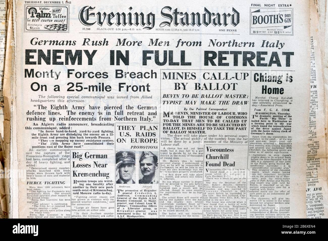 Titelseite von „Enemy in Full Retreat“ Evening Standard WWII World war 2 Vintage British Archive Zeitung Headline 2 December 1943 in London England UK Stockfoto