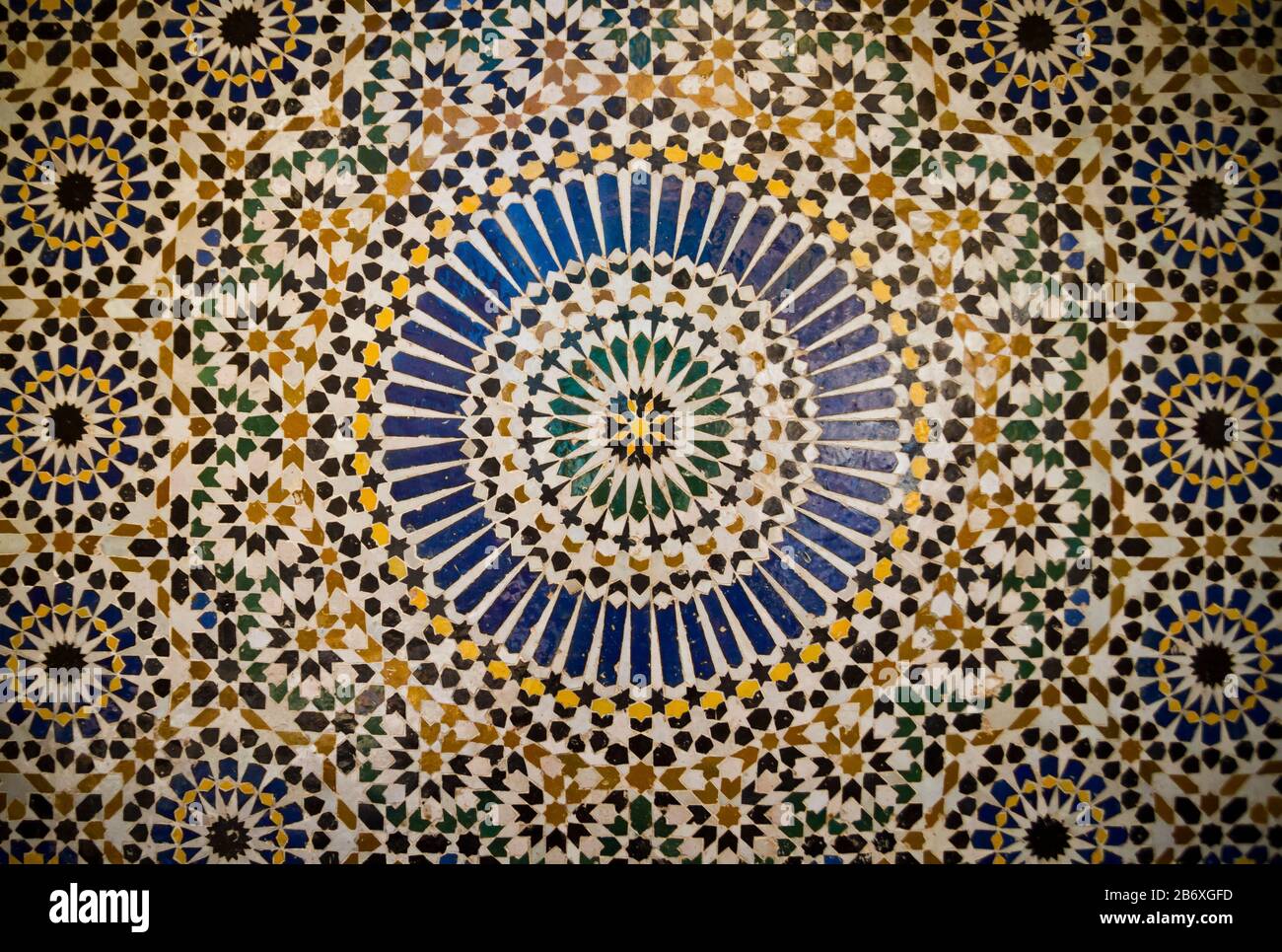 Details der gefliesten Wand in Fes, Marokko Stockfoto