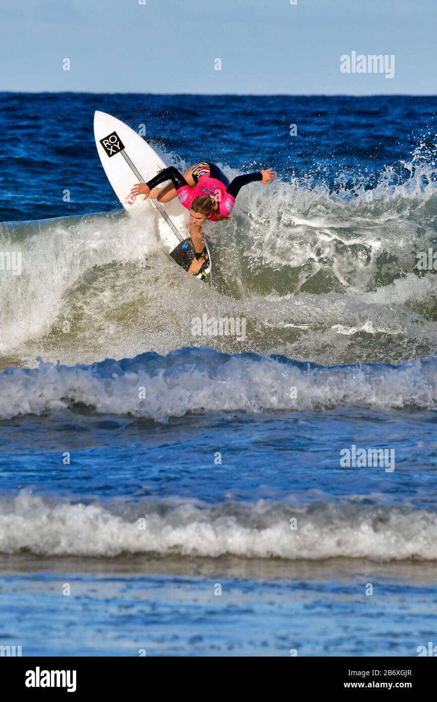 Bronte Macaulay konkurriert im Sydney Surf Pro 2020 Stockfoto