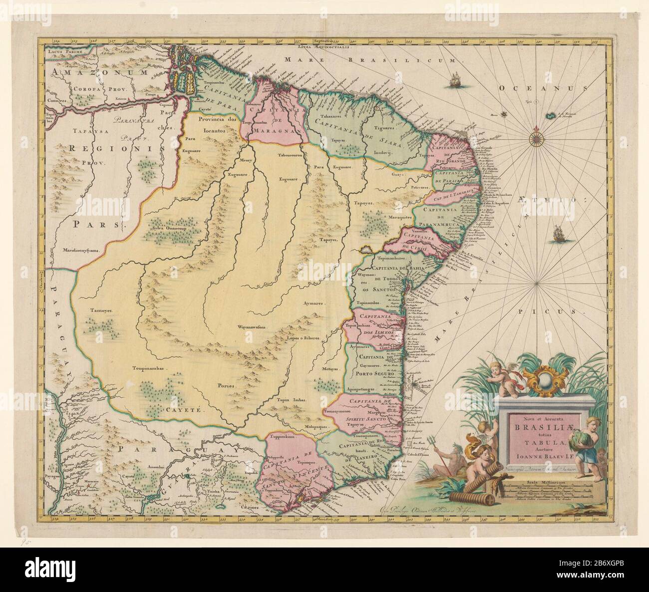 Karte von Brasilien, gelbe Grenze, farbige Gebiete, zwei Schiffe auf See, Berge, Bäume und Gebäude auf dem Land gezeichnet. Oben rechts der Kompass, rechts unter dem Titel mit fünf Putten und Poseidon mit Dreizack unter der Steuerkursskala in Deutsch, Spanisch und Französisch mijlen. Hersteller: Kartograf John Willemszoon Blaeu (denkmalgeschütztes Gebäude) Druckerhersteller, John Broen (I) Herausgeber: Peter Schenk (II) (auf dem Objekt abgebildet) Herstellung: Druckmaschine: Nordniederländische Verleger: Amsterdam Datum: 1735 - 1745 Physische Merkmale: Enna, handfarbenes Material: Papiertechnik: Enna (Druckverfahren) / Handcolo Stockfoto