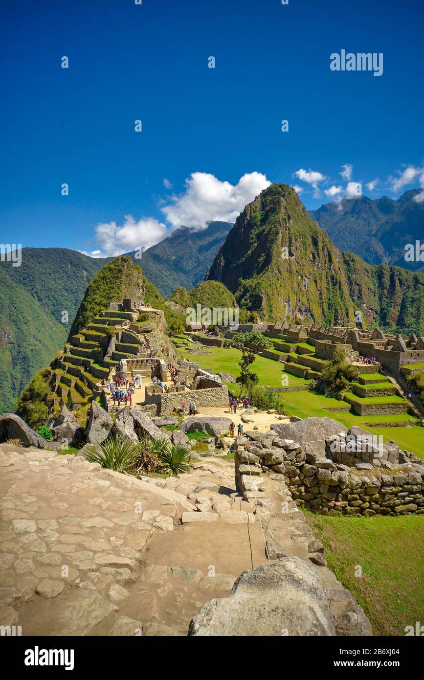 Vertikaler Blick auf die Verlorene Incaner Stadt Machu Picchu bei Cusco, Peru. Machu Picchu ist ein peruanisches Historisches Heiligtum. Stockfoto