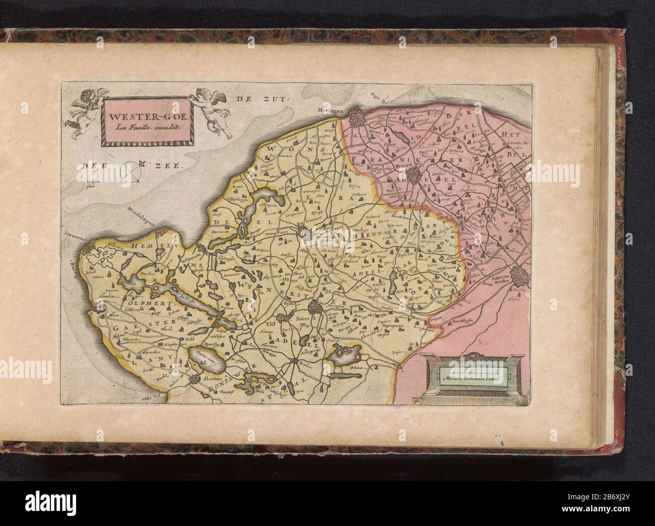 Kaart van Westergo Wester-Goe (titel op object) Karte von Westergo, dem westlichen Teil Frieslands. Teil eines Atlases von 223 Karten von Ländern und Städten und Szenen des Krieges in Europa in der Zeit ca. 1690-1735. Hersteller : Druckmaschine: Anonymer Herausgeber: J. Inherit Ratelband & Couitgever Daniel The Lafeuille (Listed Property) Ort Herstellung: Druckmaschine: Northern Netherlands Herausgeber: Amsterdam Herausgeber: Amsterdam Datum: 1700 - 1702 und / oder 1735 Physische Merkmale: Engra, handfarbenes und teilweise lackiertes Material: Papiertechnik: Engraa (Druckverfahren) / Handfarbe / Lackabmessungen: Stockfoto