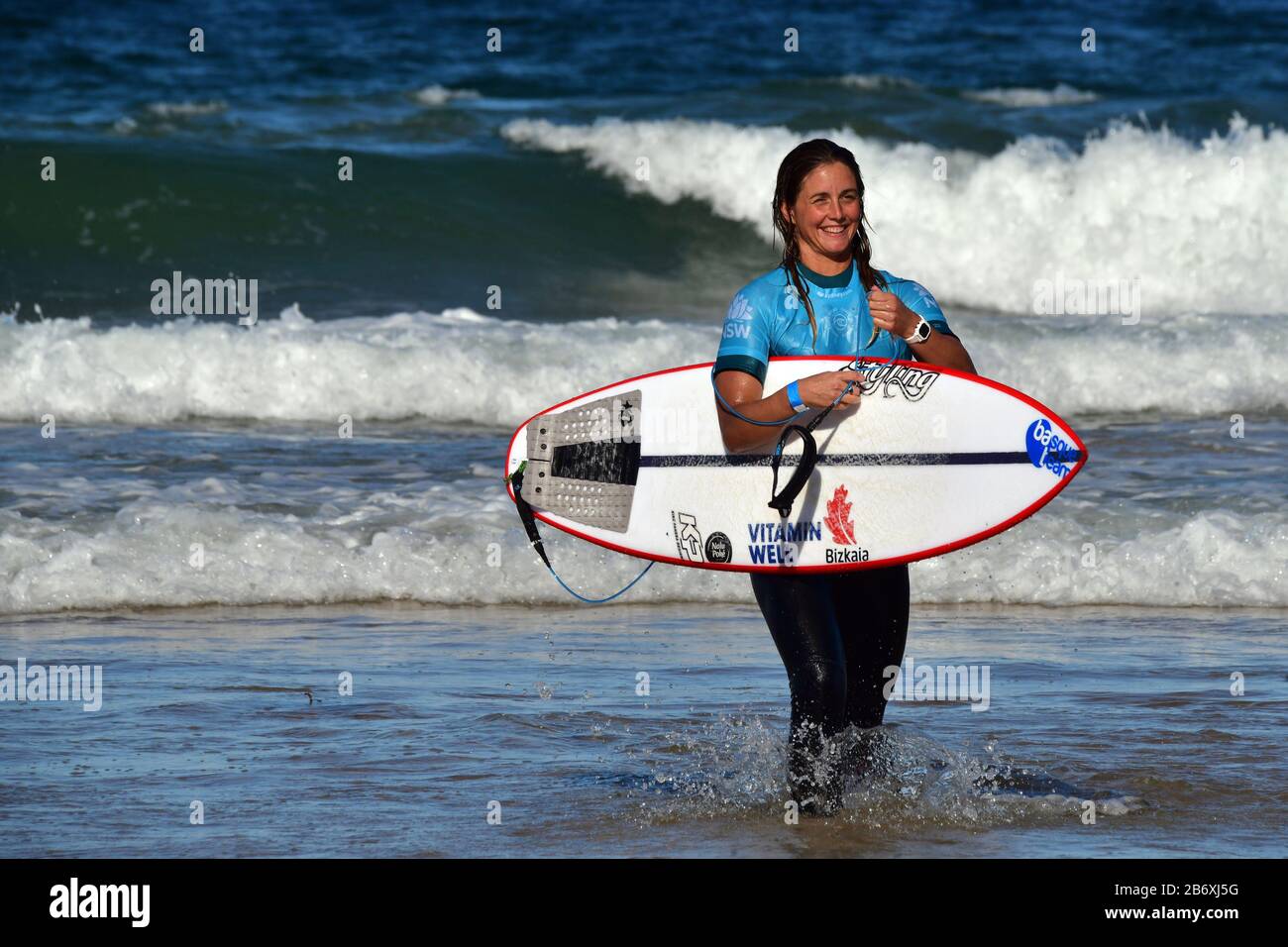 Leticia Canales Bilboa verlässt die Brandung am Manly Beach in Sydney Stockfoto
