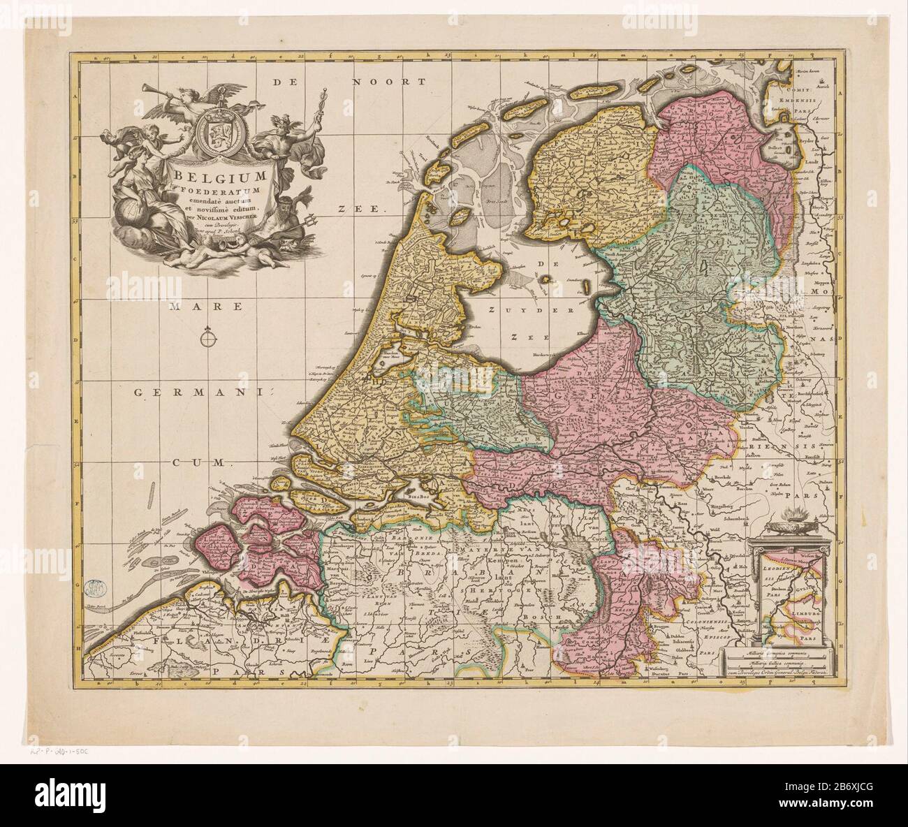Kaart van de Republiek der Zeven Verenigde Nederlanden Belgium Foederatum (titel op object) obere linke Kartusche mit Titel, und die Arme der Republik, um sie herum sind mehrere Figuren dargestellt: Urania, Fama, Merkur, Neptun und eine Zahl Putti. Recht eine Verpflichtungskarte eines Teils der heutigen Limburger (Teil, der damals zu Staats-brabant gehörte). Unterhalb des Maßstabs: Milli Aria Germanica COMMUNIA, Milli Aria Gallica COMMUNIA. Die Karte verfügt über ein Koordinatenraster und eine Gradverteilung entlang der randen. Hersteller: Druckmaschine: Nicolaes Visscher (I) (möglich) Herausgeber: Peter Schenk (II) (denkmalgeschütztes Gebäude) Stockfoto