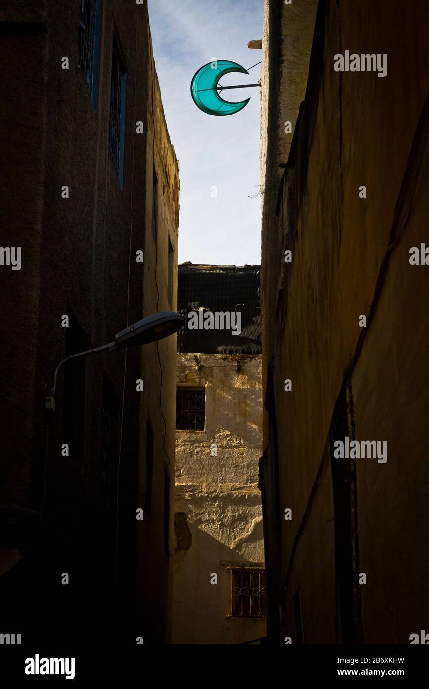 Grünes Halbmondzeichen in Fes, Marokko Stockfoto