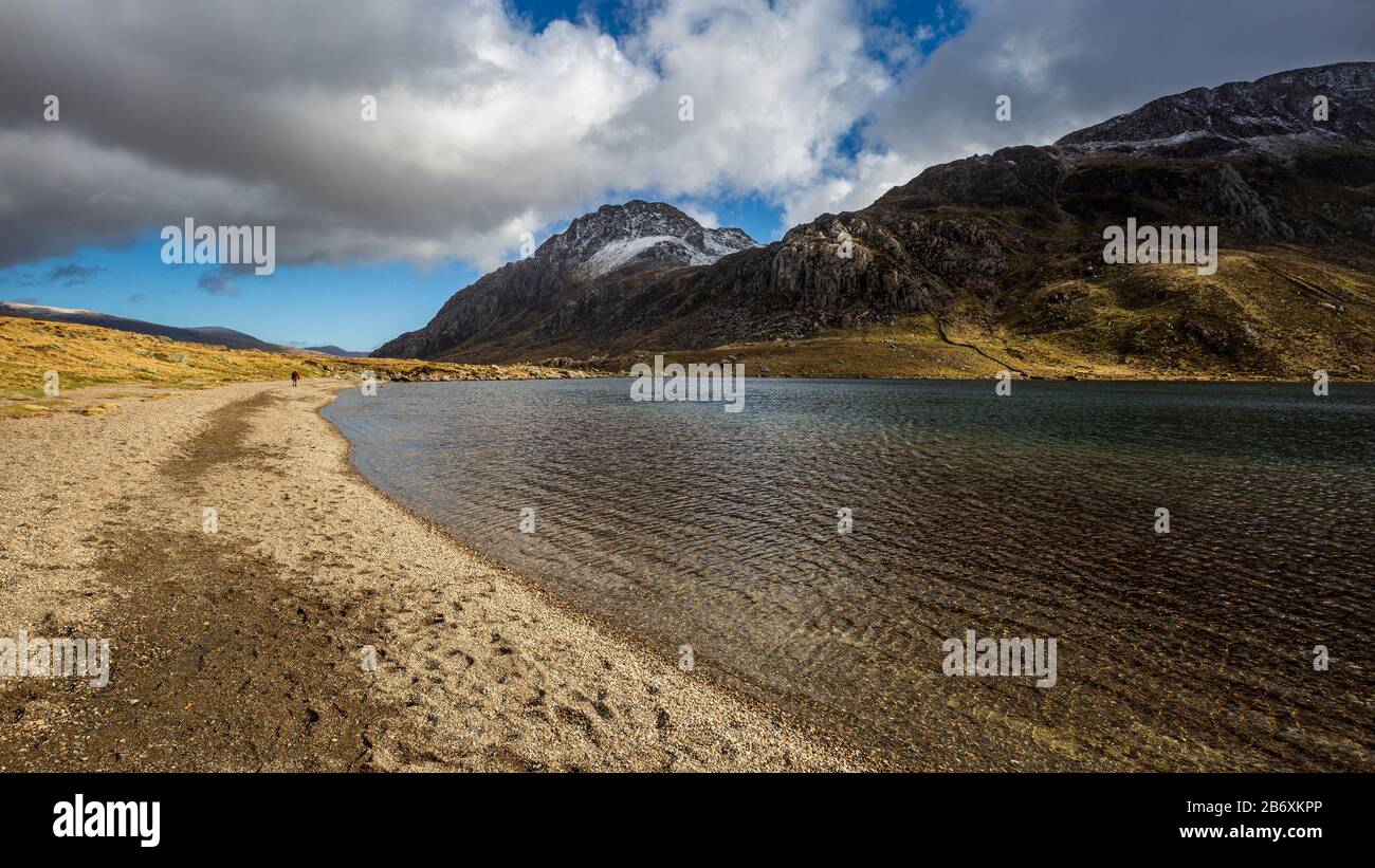 Die Winterküste von Llyn Idwal und Tryfan in Snowdonia, Wales Stockfoto