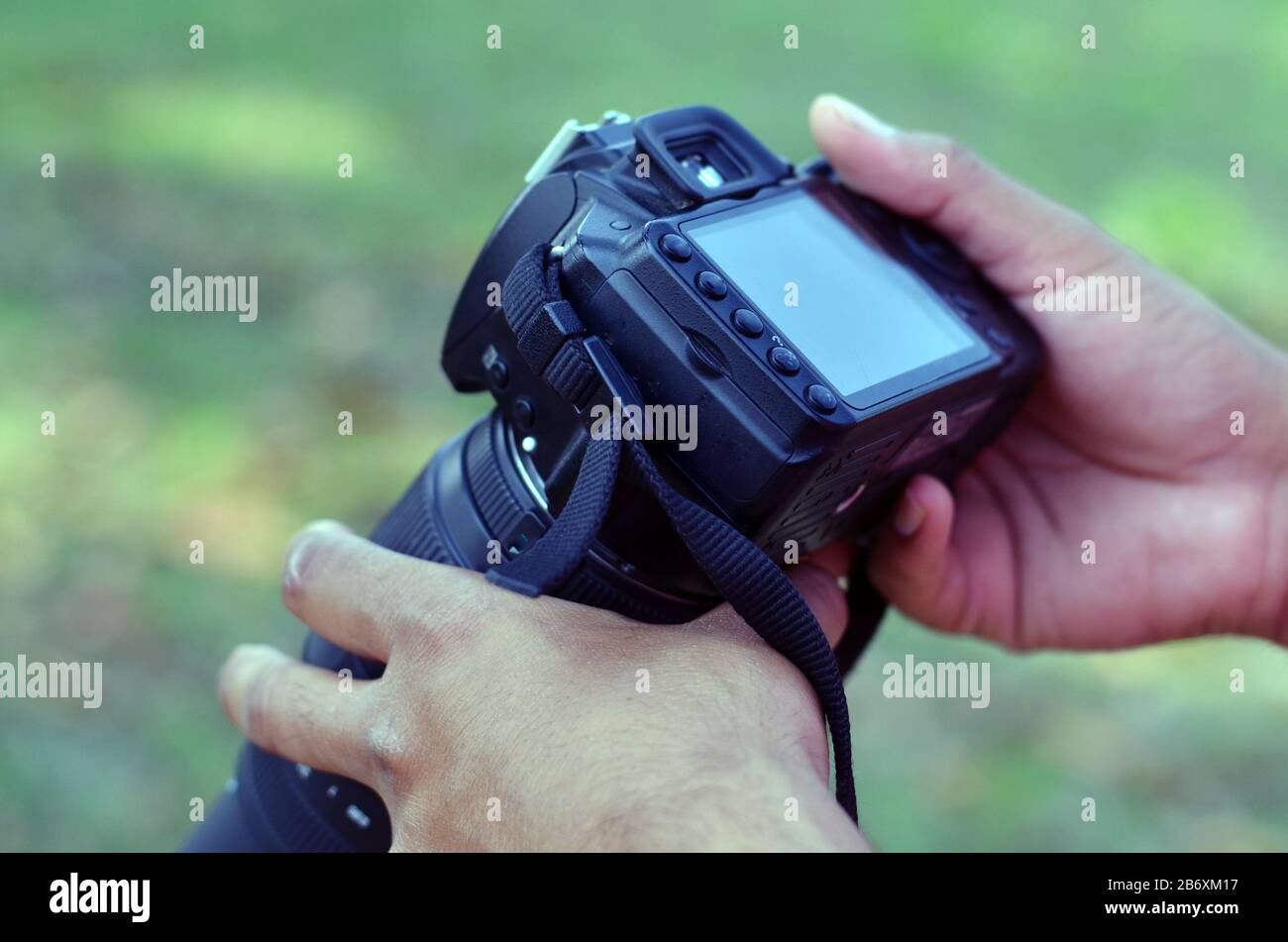 Ein Fotograf, der die Kamera in der Hand hält Stockfoto