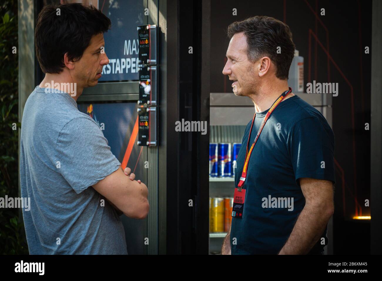 März 2020: Melbourne, AUSTRALIEN - 12. MÄRZ 2020: Toto Wolff und Christian Horner chatten vor dem Formel-1-großen Preis von Australien 2020 Credit: Chris Putnam/ZUMA Wire/Alamy Live News Stockfoto