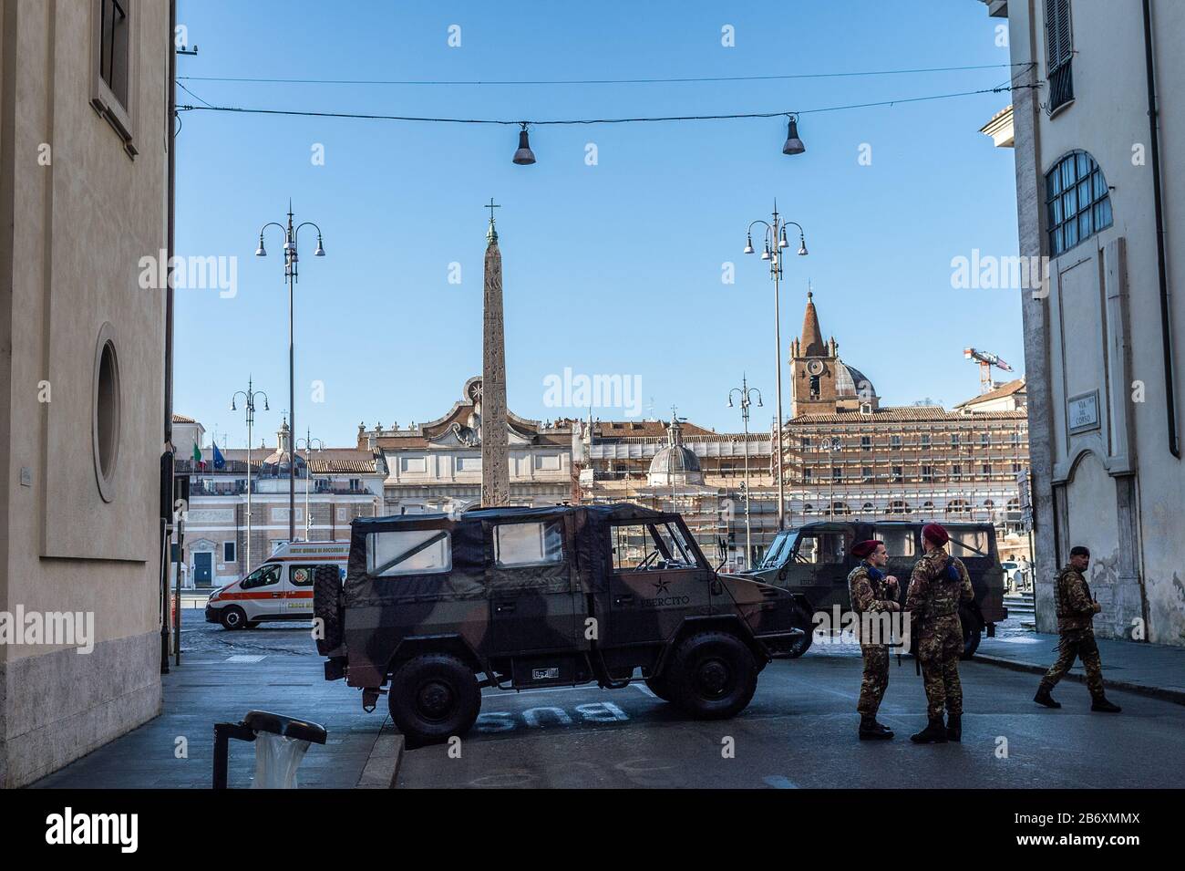 People Square, im Zentrum der Stadt Rom, von Touristen wegen der Coronavirus Epidemie verlassen, die Italien heimsuchte und von der italienischen Armee kontrolliert wurde. Stockfoto