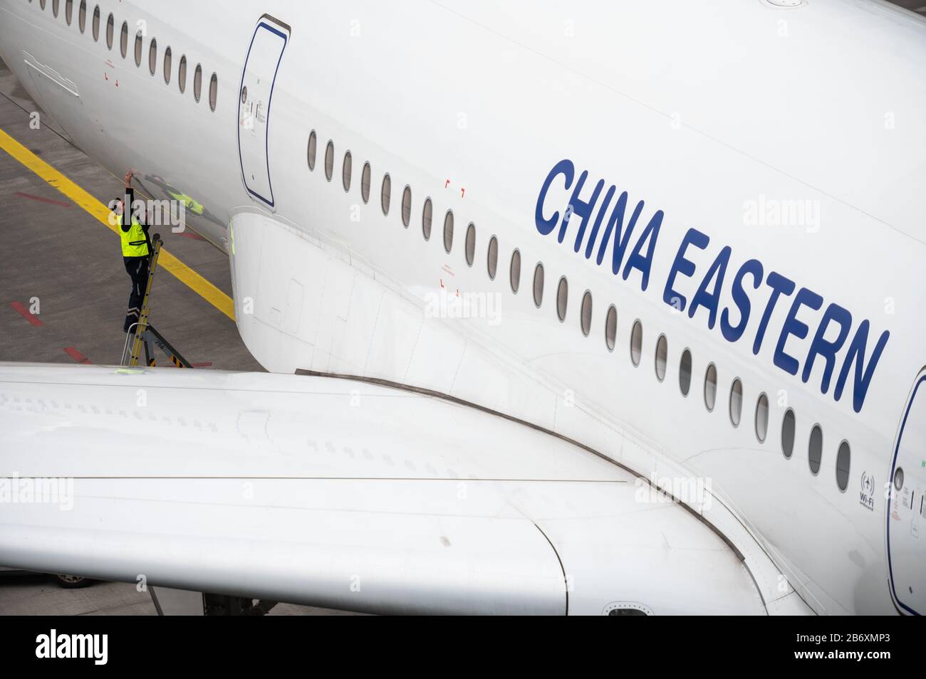 12. März 2020, Hessen, Frankfurt am Main: Ein Flugzeug der Fluggesellschaft China Eastern steht auf dem Vorfeld. Durch die Auswirkungen des Coronavirus sind die Passagierzahlen am Rhein-Main-Flughafen stark rückläufig. Ein US-Einreiseverbot für Europa hat die Situation weiter verschärft. Foto: Andreas Arnold / dpa Stockfoto