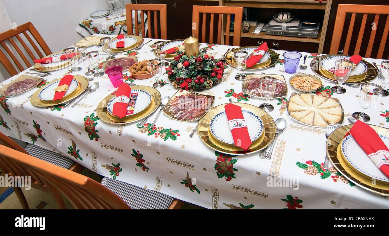 elegante Weihnachtstisch verziert mit typischen und bunten Objekten Stockfoto