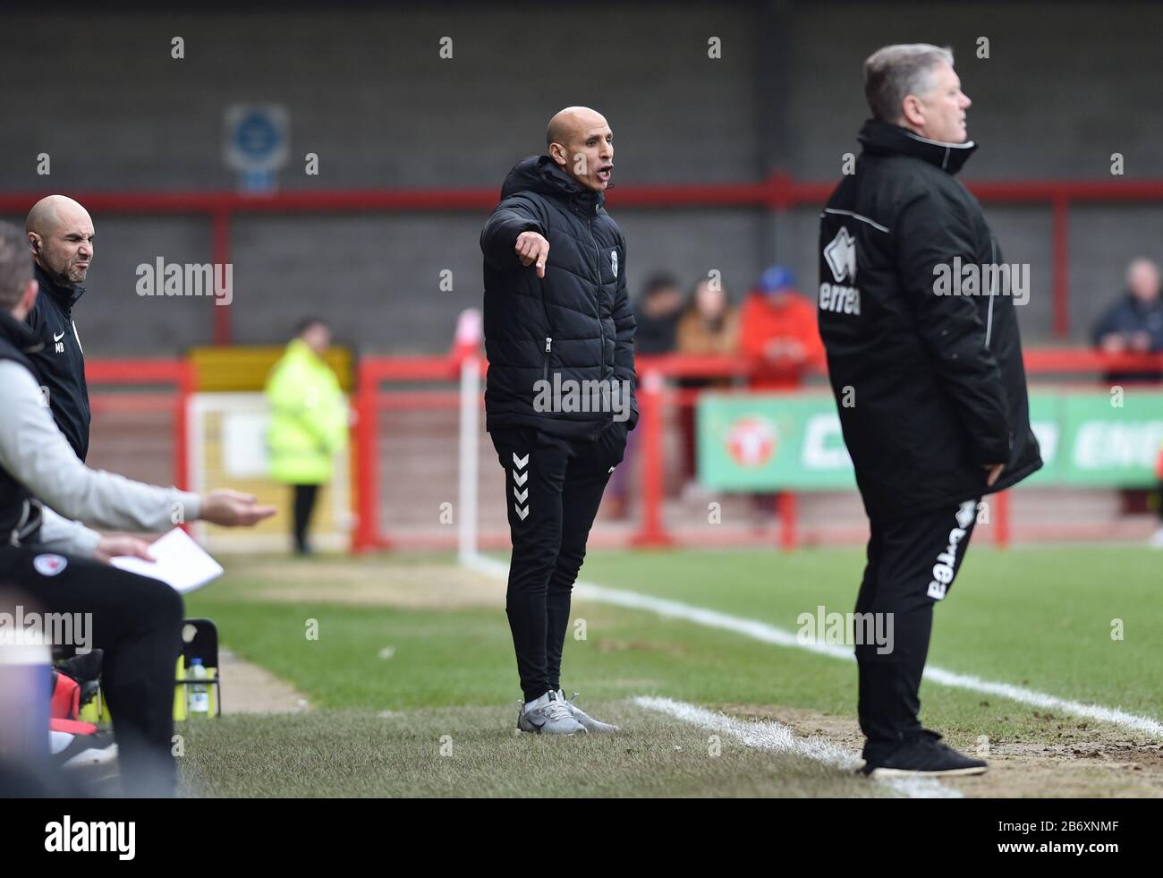 Oldham Head Coach Dino Maamria während des League Two Spiels zwischen Crawley Town und Oldham Athletic im People's Pension Stadium, Crawley, Großbritannien - 7. März 2020 - nur redaktionelle Verwendung. Kein Merchandising. Für Football Images gelten die Einschränkungen für FA und Premier League inc. Keine Internet-/Mobilnutzung ohne FAPL-Lizenz - für weitere Informationen wenden Sie sich an Football Dataco Stockfoto