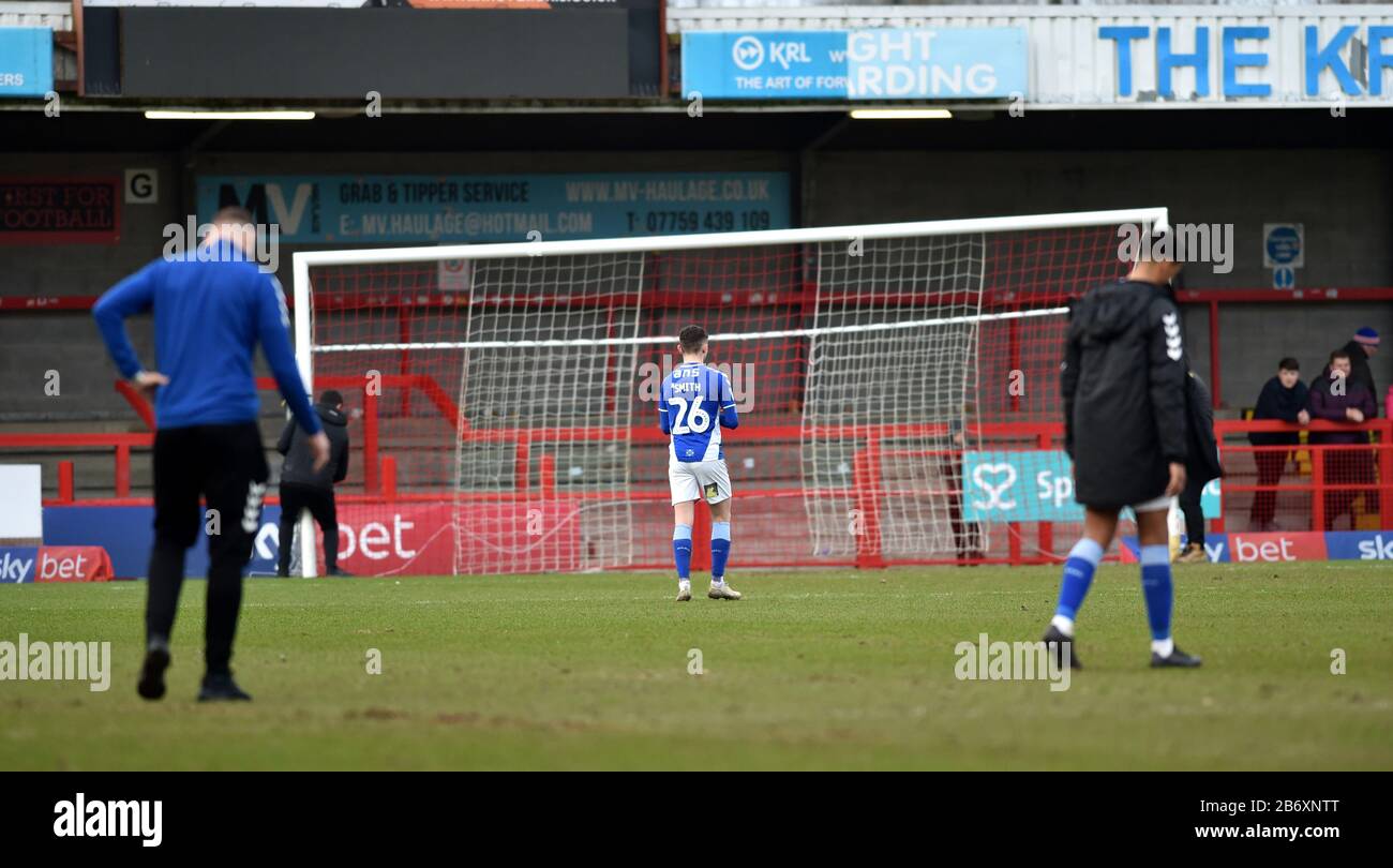 Jonny Smith aus Oldham wurde niedergeschlagen, nachdem er in Crawley während des League Two Matches zwischen Crawley Town und Oldham Athletic im People's Pension Stadium, Crawley, Großbritannien, drei Nil verloren hatte - 7. März 2020 nur redaktionelle Verwendung. Kein Merchandising. Für Football Images gelten die Einschränkungen für FA und Premier League inc. Keine Internet-/Mobilnutzung ohne FAPL-Lizenz - für weitere Informationen wenden Sie sich an Football Dataco Stockfoto