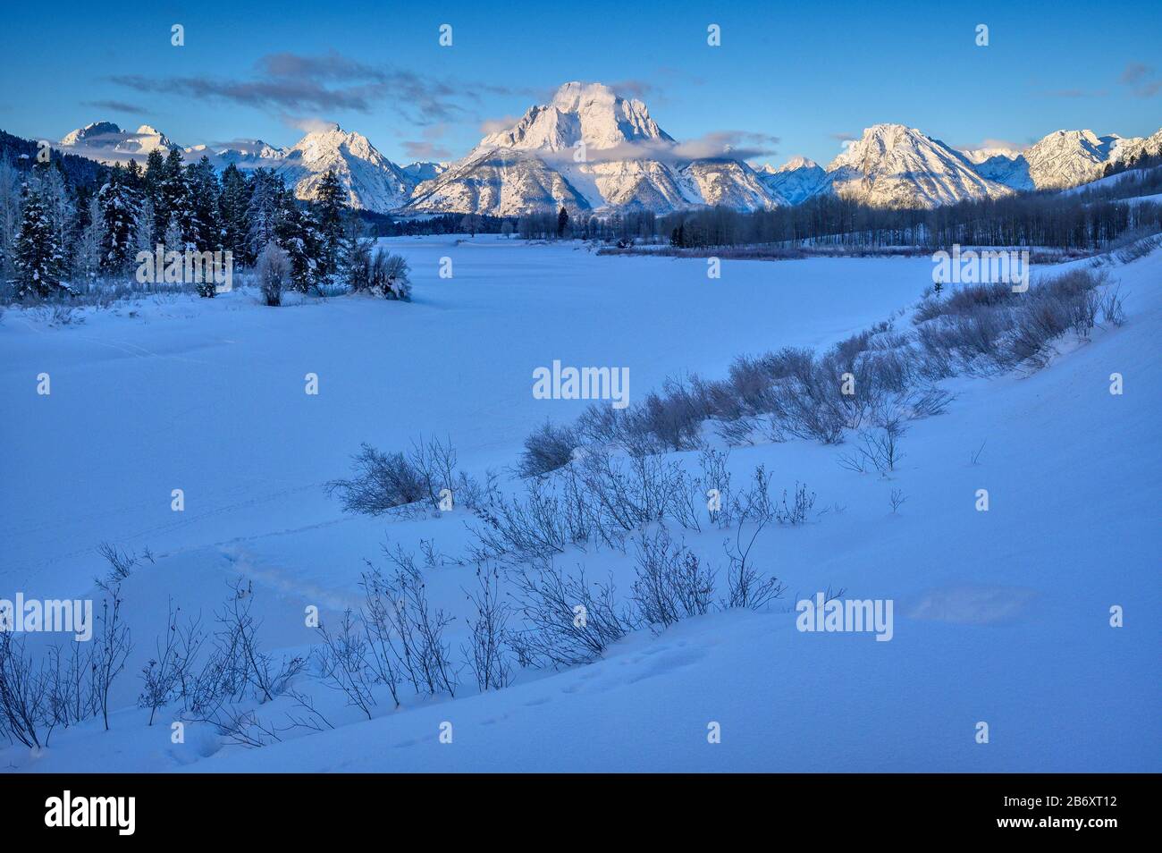 USA, Rocky Mountains, Wyoming, Grand Teton, Nationalpark, Mount Moran in Oxbow Bend im Winter Stockfoto