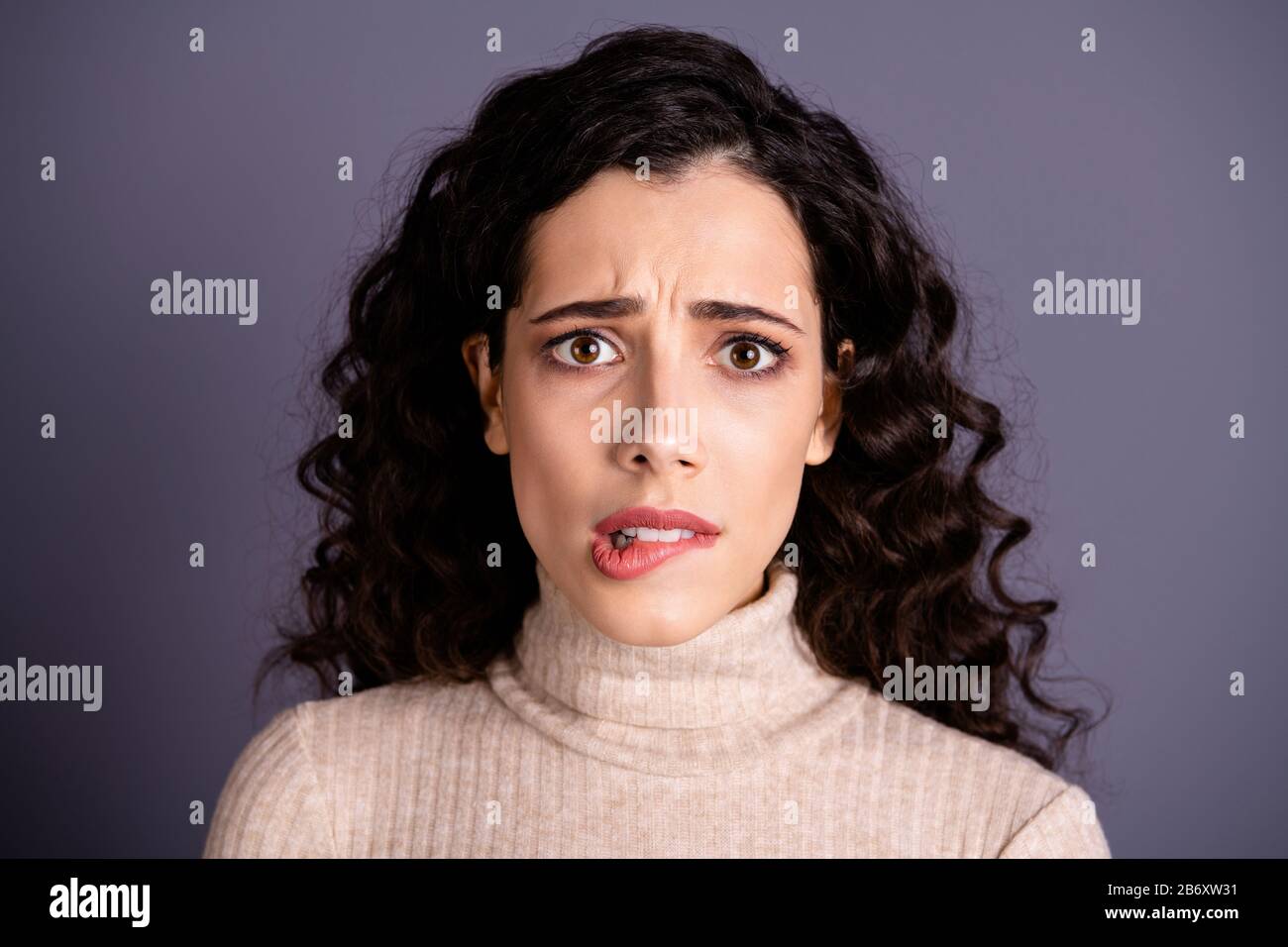 Nahaufnahme erstaunlich attraktiv sie ihre Frau beißt Lippen oh keine Gesichtsausdruck Augen volle Angst nicht meine Schuld schreckliche Situation tragen Freizeit Stockfoto