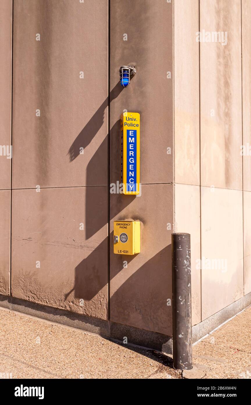 Ein Notrufkasten auf einem Gebäude auf dem Campus der University of Pittsburgh an einem sonnigen Wintertag, Pittsburgh, Pennsylvania, USA Stockfoto