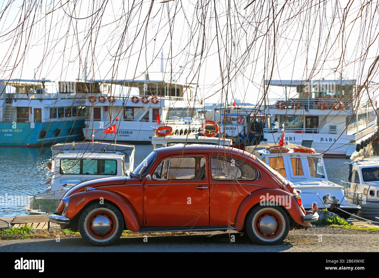 Gehen Sie mit Orange Vintage Car zur Wintersaison in Istanbul, Türkei, durch Stockfoto