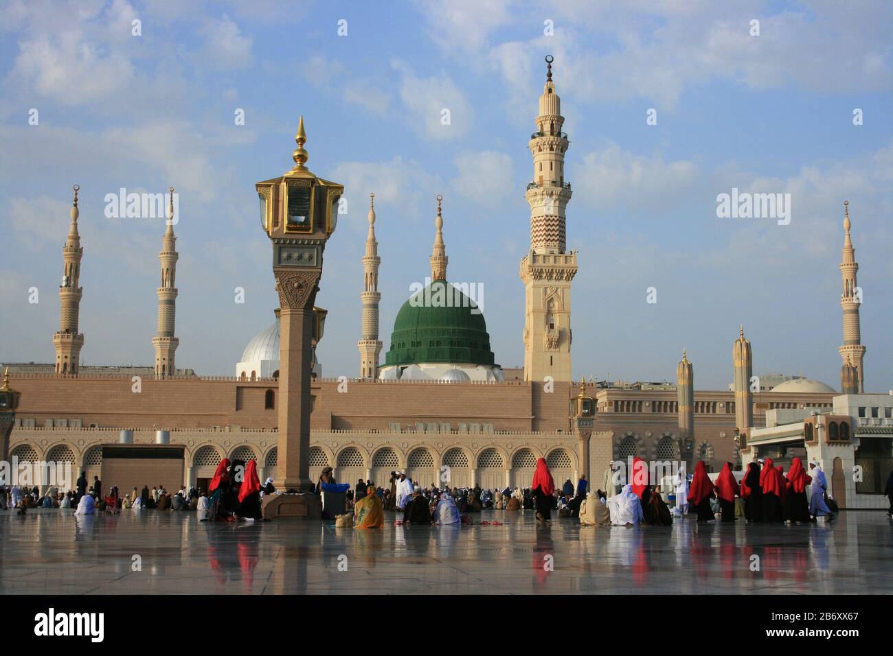 Prophet Moschee unter bewölktem Himmel in Medina, Saudi-Arabien Stockfoto
