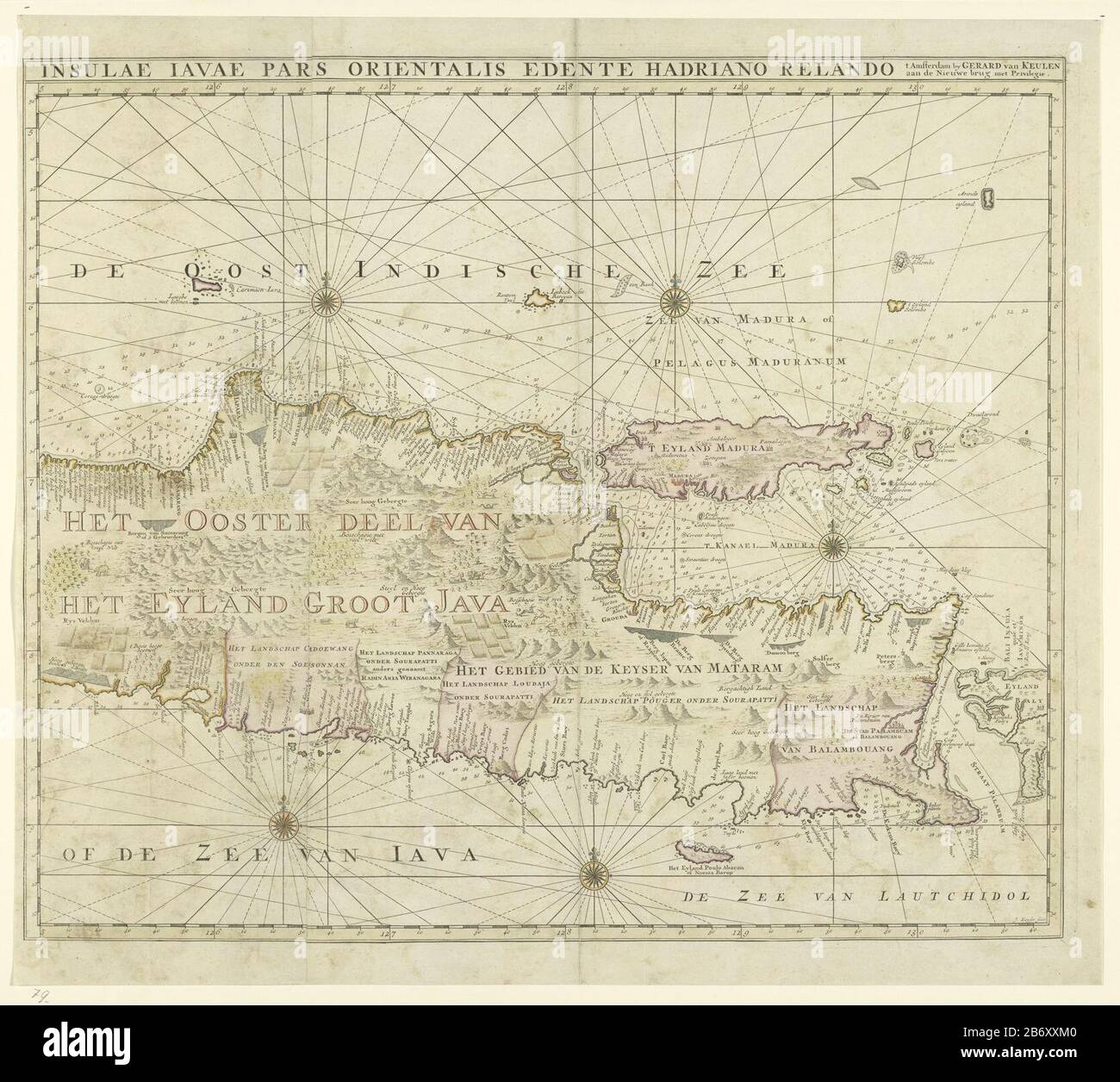 Kaart van het oostelijk deel van Java Insulae Javae pars orientalis Edotte Hadriano Relando (titel op object) Karte von Ostjava. Ein Blick vom Wasser auf die Batavia. Es sind fünf Windrosen und topographische Kartendetails angebracht: Reisfelder, Berge, Tierwelt usw. Mit der Insel Madura. Für die Schale siehe linke Hälfte. Rechte Hälfte einer Karte der gesamten Insel Java. Hersteller : Kartograf: Adriaan Reeland (denkmalgeschütztes Gebäude) Druckereiunternehmen Jacob Keyser (denkmalgeschütztes Gebäude) Herausgeber: Gerard van Keulen (denkmalgeschütztes Gebäude) Künstler: Ludwina Konst Place Herstellung: Amsterdam Datum: 1728 Ma Stockfoto