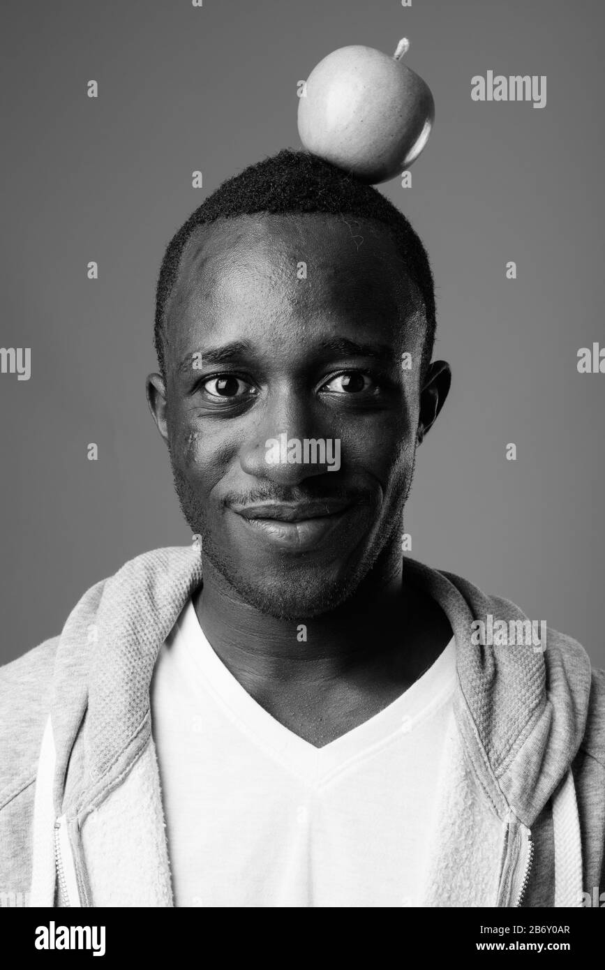 Porträt der jungen afrikanischen Mann gegen grauer Hintergrund Stockfoto