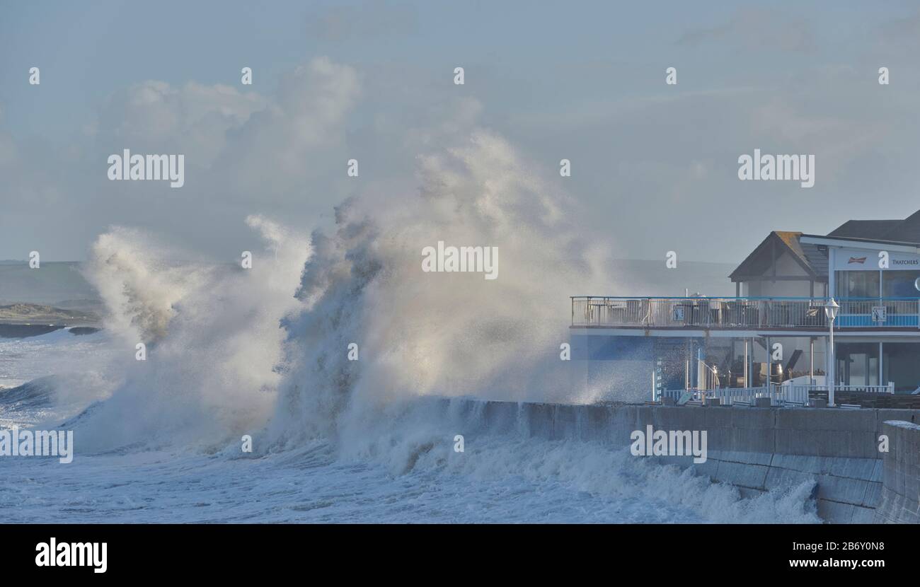 Große Wellen stürzen in die Beach Bar bei Westward Ho! Devon während einer ungewöhnlichen Flut, während die Flutkatastrophe den Süden trifft Stockfoto