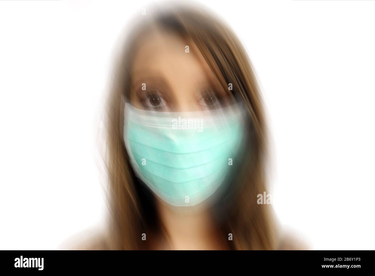 Frau mit Atemschutzmaske, Symbolfoto Coronavirus Stockfoto