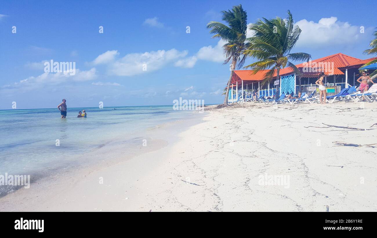 Ein schöner Strand im Paradies karibik vor Kuba. Fantastische Insel mit Palmen und blauem Meer. Hochwertige Fotos Stockfoto