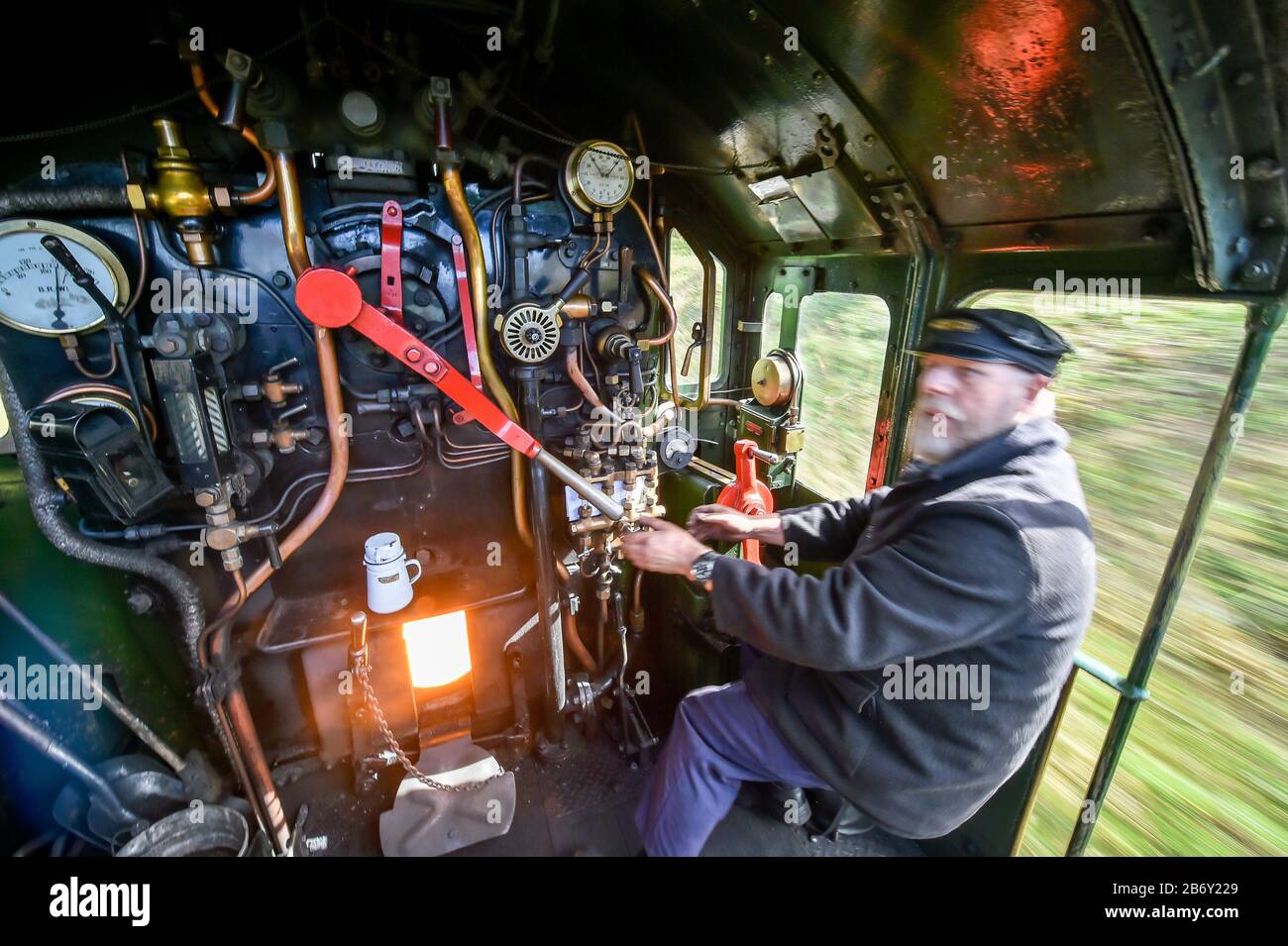 Der Dampfdruck wird von der Fußplattenbesatzung an Bord der 1949 gebauten Dampflok Great Western Railway Modifield Hall Class 7903 Foremarke Hall eingestellt, die während des Festivals Passagiere vom Bahnhof Toddington zu Cheltenham Rennen transportiert. Stockfoto