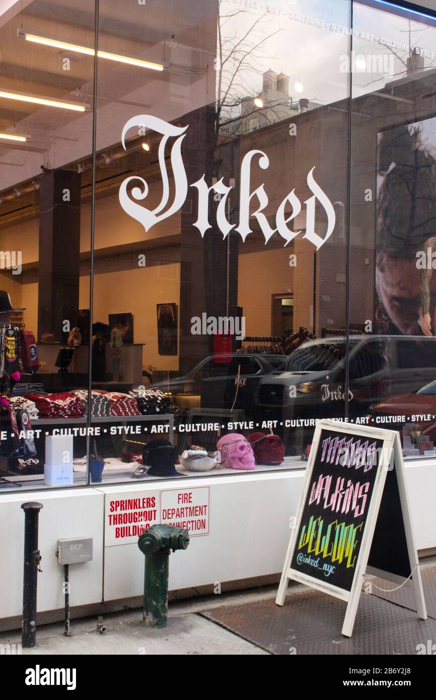 Das Schaufenster einer Tattoo-Stube namens inked in der chelsea Nachbarschaft von manhattan, New york Stockfoto