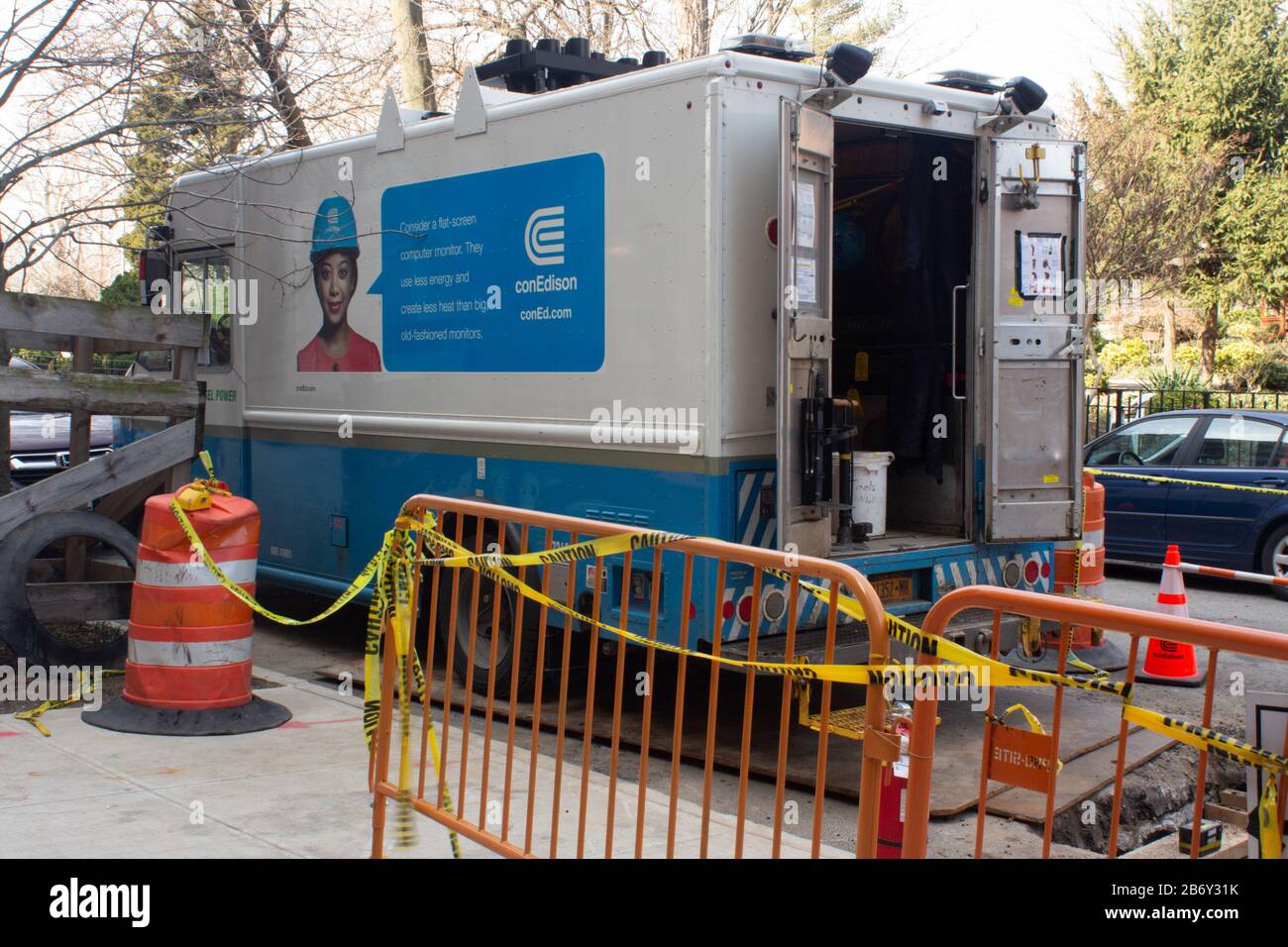 Ein Con edison Truck parkte während der Arbeit auf der Straße. Coned ist der Hauptversorger für Strom und Gas in New york City Stockfoto