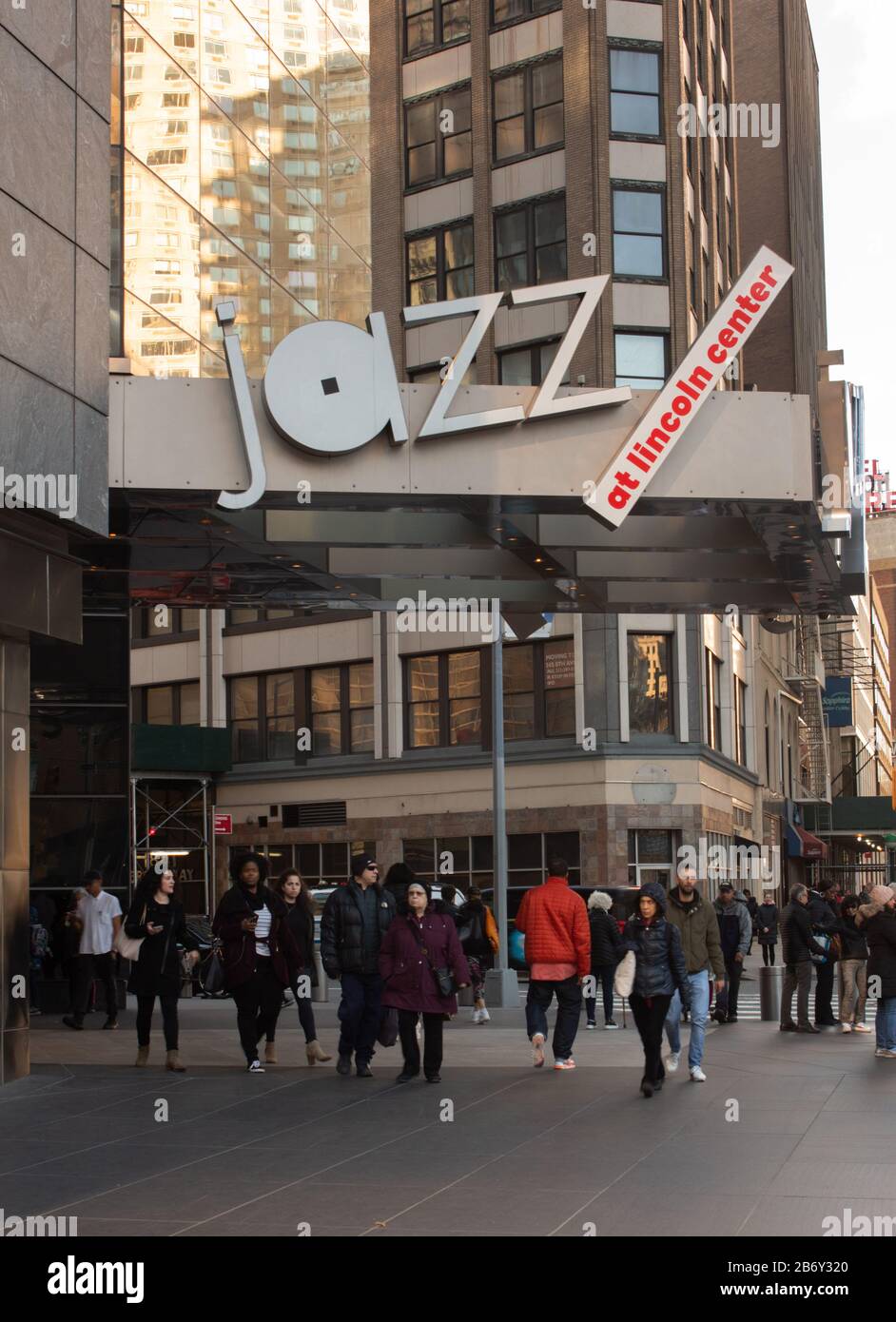 Das Schild über dem Eingang zum Jazz im Lincoln Center Performance Complex im Time-Warner-Gebäude. Die Regie hat Wynton Marsalis inne. Stockfoto